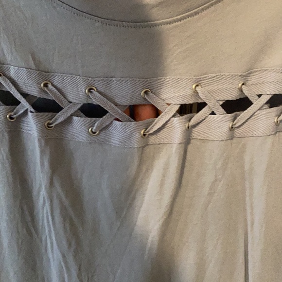 Large top with front crisscross detail. - Picture 2 of 3